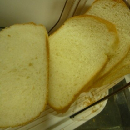 三温糖がなく上白糖で（＞_＜）
焼きたてパンは最高だけど、こちらの素敵レシピのおかげでフワフワ～よりいっそう美味しくいただきました（＾＾）
ごちそうさまでした♪
